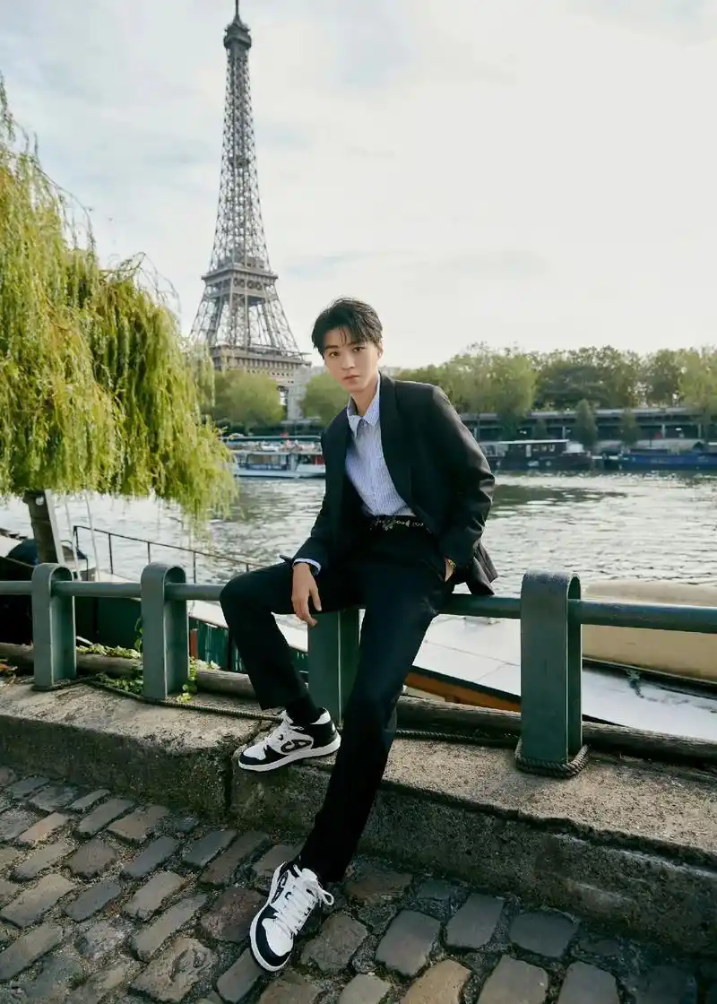 王俊凯巴黎时装周.