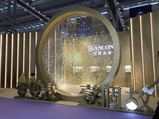 9号馆面积15000平米,展位近600个,展出产品包括黄金,钻石,翡翠玉石