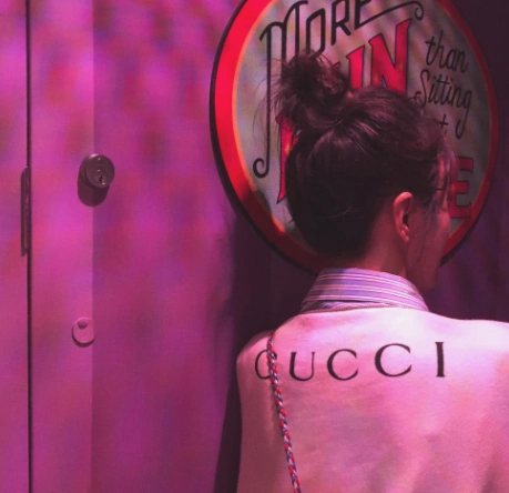 秦岚一蹲暴露人品,丸子头超可爱,背影很美