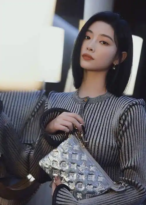 许佳琪条纹毛昵套装显优越身段中分短发眉眼清秀气质养眼