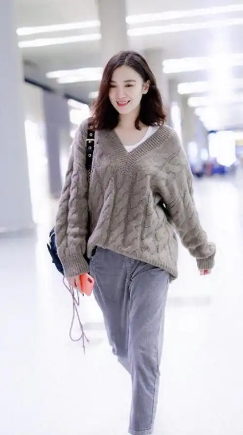 宋佳素颜走机场太自信脸上皱纹雀斑都有但真实清秀难掩高级感