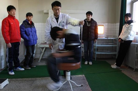 空军飞行员体检有多讲究?看出最后一张图,或许你也可以试试