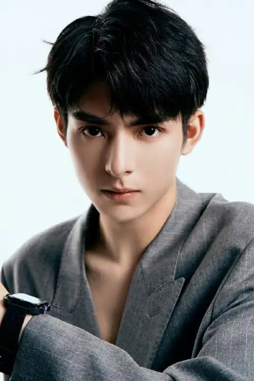 王皓轩西装造型这么帅