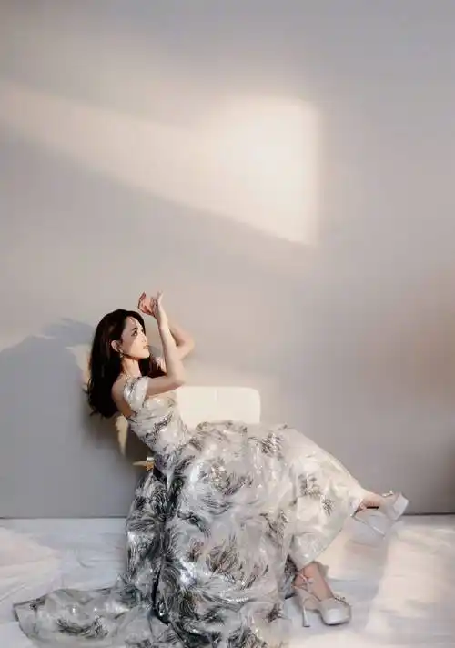 陈乔恩云纹吊带连衣裙优雅写真_网友_白色_气质