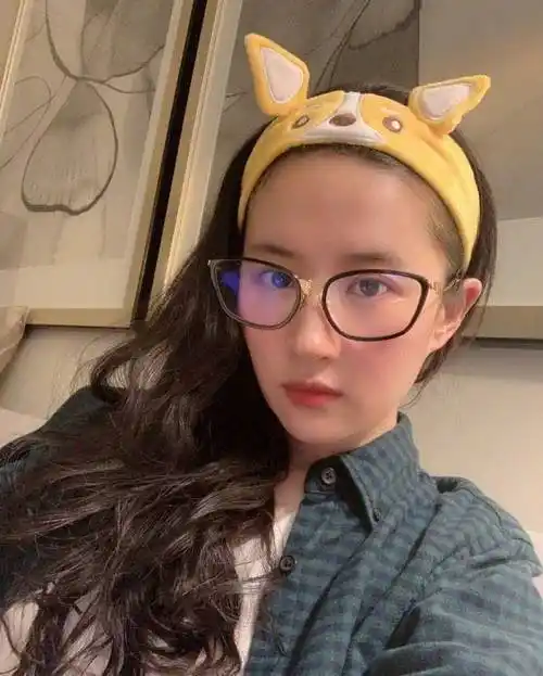 原创刘亦菲自信晒素颜照翻车像大妈露出招牌笑容牙齿凹陷秀宠物是为了