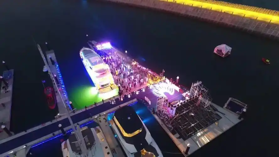 时尚梦幻的灯光秀 在海边与海浪交相呼应   呈现华丽show场舞台