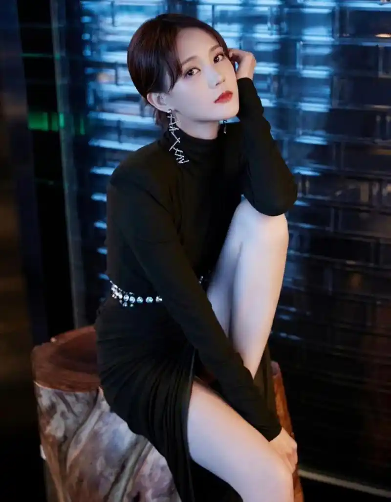 李一桐身穿黑色修身高开叉长裙,身姿曼妙,性感妩媚,女人味十足!