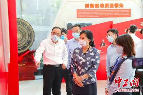 杜玲要求,各级党委(党组)要高度重视工会工作,各级工会要始终坚定正确