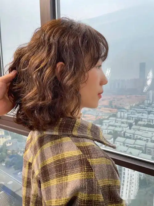 蓬松有型"法式蛋蛋烫"卷发里面最减龄的发型之一烫发就选"法式蛋蛋烫"