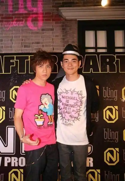 薛之谦34岁生日,好友李晨发8年前旧照为其庆生_微博_黑色_照片