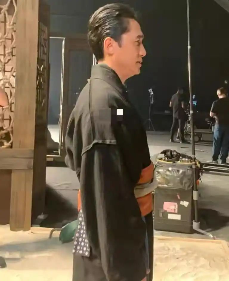 59岁梁朝伟近照曝光,长皱纹也挡不住温柔气质,真实身高却惹争议