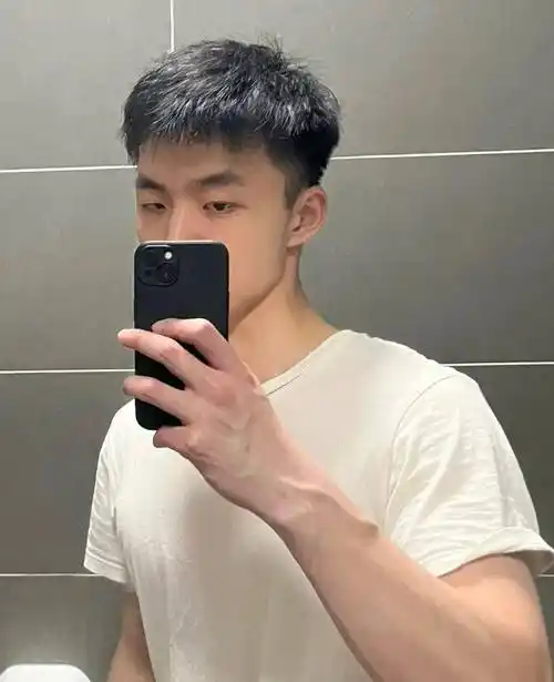 2025春季男生发型流行趋势,这3款阳光帅气,值得尝试!