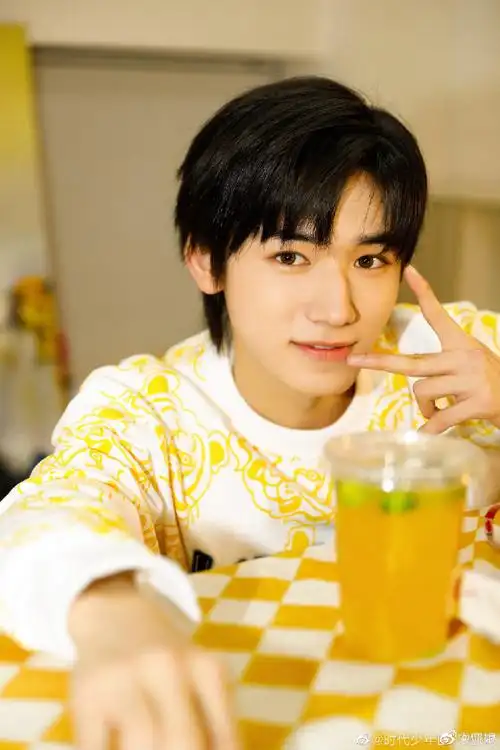 宋亚轩黄色印花上衣写真