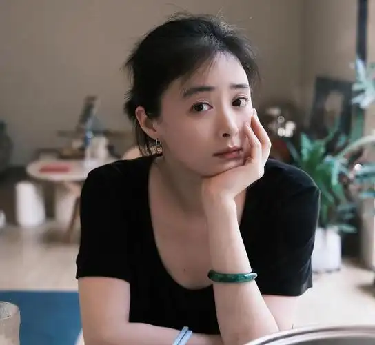 大概很多人初次认识蒋欣是通过《欢天喜地七仙女》这部剧,那时的她