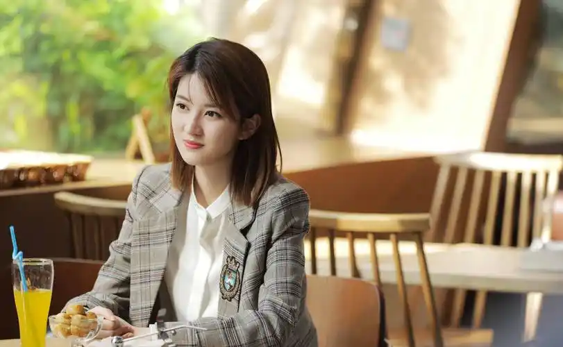 乔欣新剧演绎美丽白领,职场穿搭简洁时尚又高级,很值得借鉴.