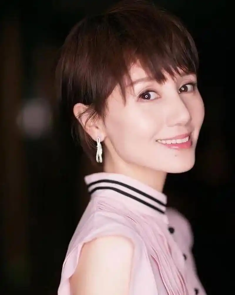 袁泉的每一个细节都展现出她的知性,高雅.