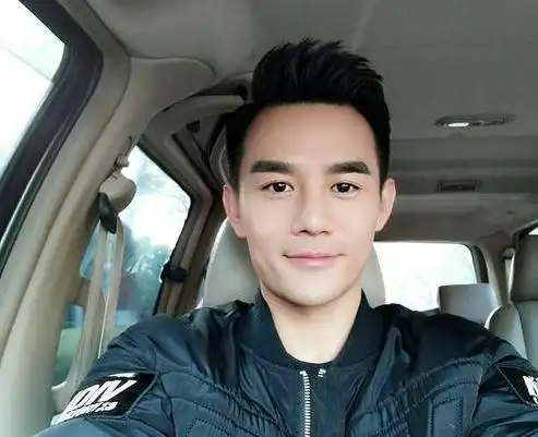 王凯微博晒车内自拍 配文"珍爱生命