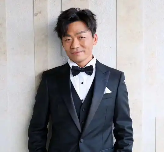 王宝强帅气亮相海南岛国际电影节 不受家事影响神情大好_海南频道_凤