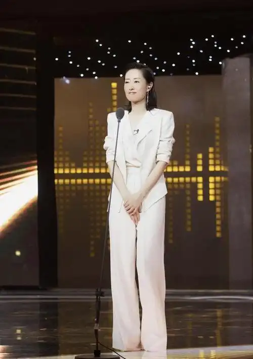 43岁刘敏涛为装嫩拼了,学院风西装配百褶短裙,满屏都是尴尬