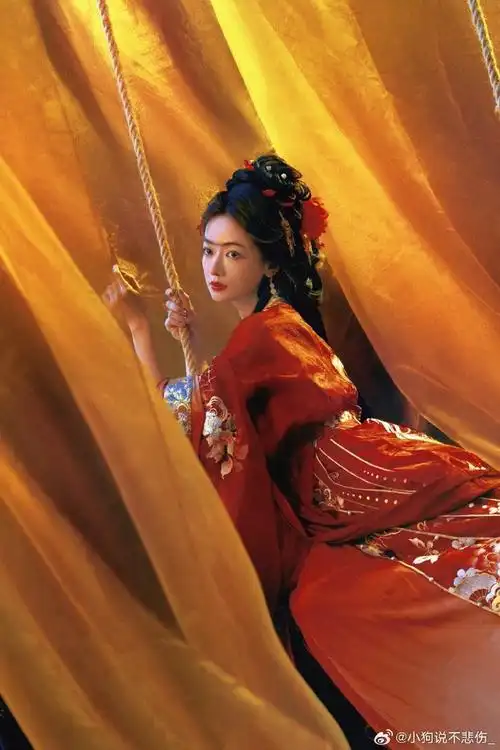 吴谨言蜀绣写真