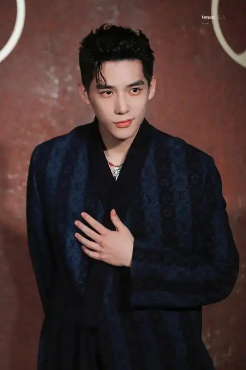 lv大秀##王安宇复古西装大片