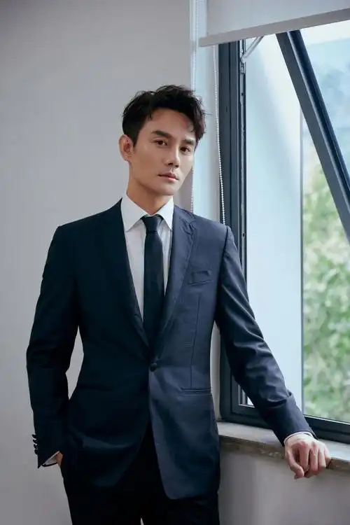 王凯一组写真,身穿西服套装绅士迷人,身姿挺拔