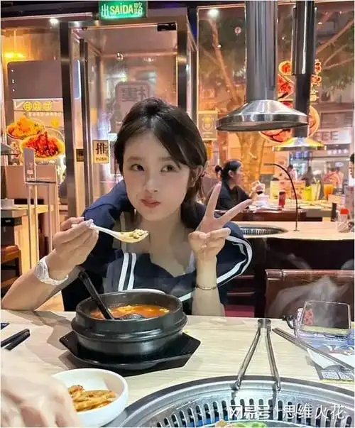 赵露思刘宇宁恋情曝光女方约闺蜜薛佳凝聚餐男方被拍到同场