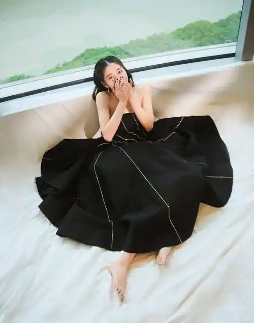 张雪迎黑色抹胸礼裙显曼妙身姿精致锁骨凸显眼神撩人少女感十足