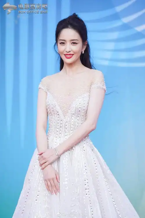 佟丽娅白色公主裙##海影节闭幕式红毯##海南岛国际电影节闭幕式红毯