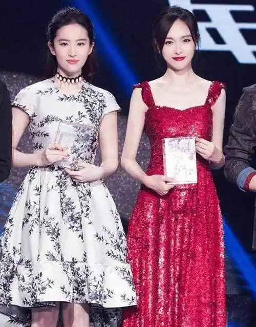 原创当32岁刘亦菲撞上36岁唐嫣,仅差4岁,却压根不是一个等级的