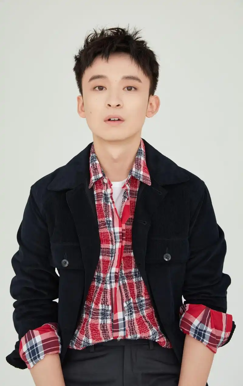 董子健校园风写真曝光 格子衫青春洋溢_高清图集_新浪网