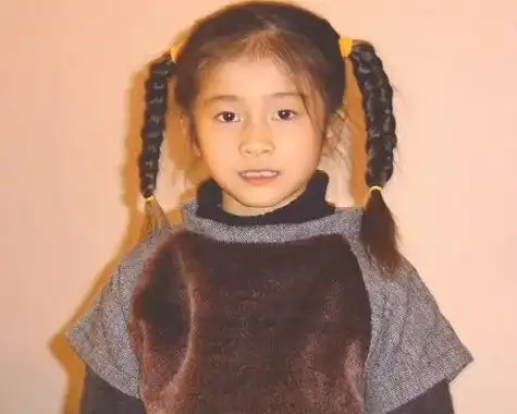 张雪迎童星出道,她的姐姐张雪咪是一名演员,进组拍戏时将妹妹张雪迎带