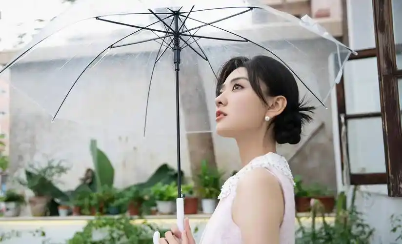 梁洁撑着伞拍下雨天的照片,身着玫瑰香,甜美又温柔_套装_小雨_世界