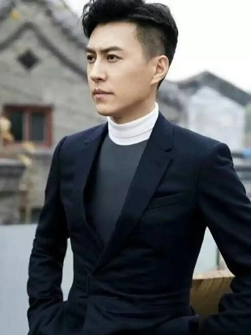 在演戏方面,靳东是圈内公认的"戏痴".