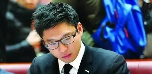 题目是朱玲玲本人宣布好消息:她的儿子霍启山官方宣布结婚,新娘的身份