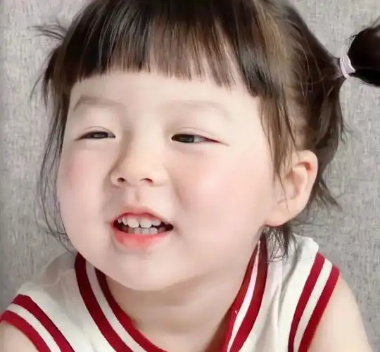 2018年出生的小萌娃,有的时候瞪大双眼以为是葡萄眼,有的时候笑起来眯