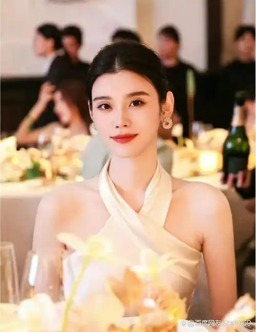 家庭背景:奚梦瑶出生于一个富裕的家庭,父母是商人.