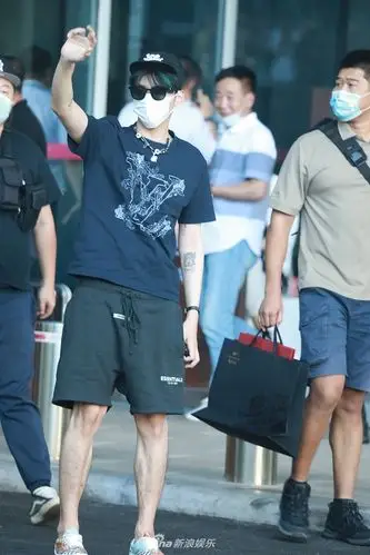 吴亦凡印花t恤搭短裤造型潇洒 获粉丝送机挥手致意