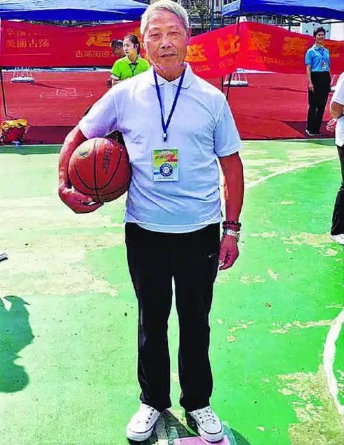 精神头很好,投篮动作也很有力道,和旁边60多岁的老人并没有明显区别