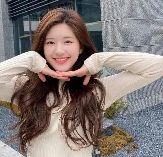 赵露思太可爱了吧,穿衬衫裙又萌又温柔,好有学生气息