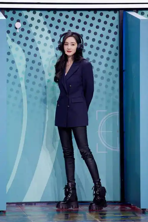 谁不佩服杨幂衣品?白衬衫搭配条纹包臀裙干练,御姐范十足