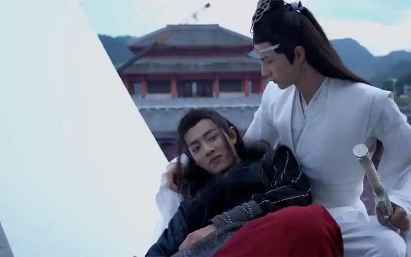 王一博紧紧搂住肖战的腰,注意肖战脸上的表情,网友:瞒不住了吗