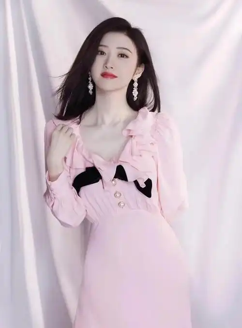 粉嫩长裙与清纯玉女,景甜的时尚风格剖析