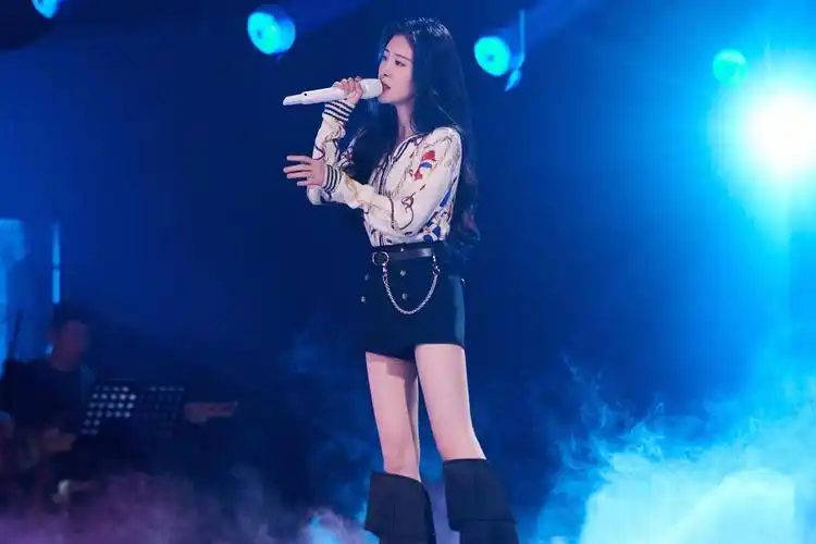 《星空剪影》舞台图奉上,今天的@张碧晨 甜得冒泡儿__财经头条