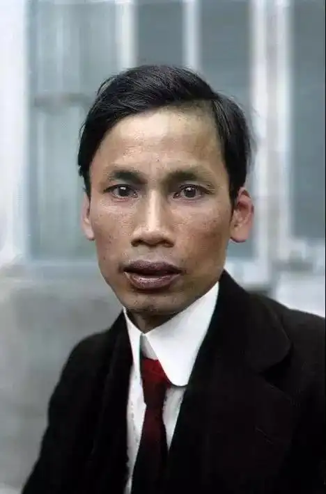 年轻的胡志明.(神似张朝阳)