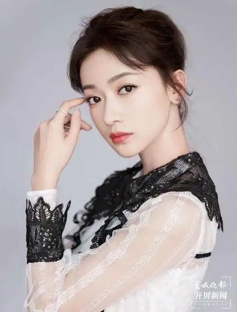 《正青春》东方卫视热播 吴谨言:章小鱼和魏璎珞确有相似之处