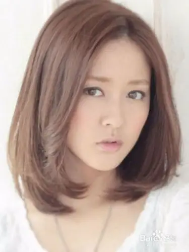 微卷的中短发发型,将一侧的头发别在耳后,显得很有女人味.