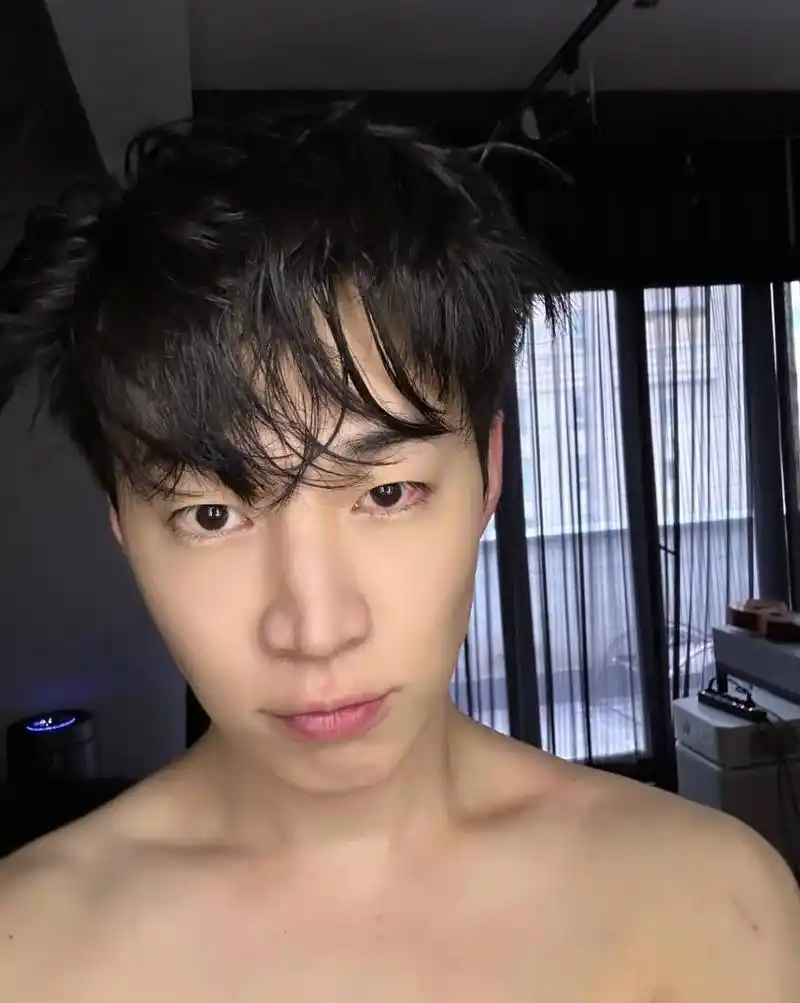 刘宪华早起自拍. 头发凌乱但是依然很帅啊 #明星动态# #刘宪华