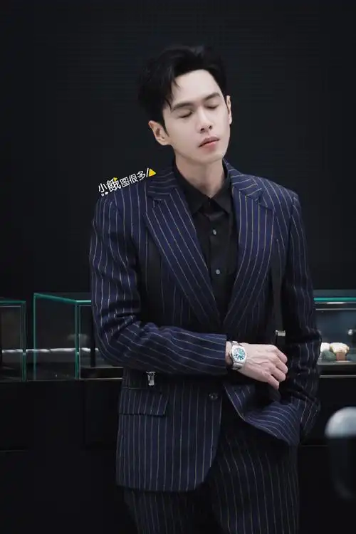 张若昀条纹西装##钟表与奇迹制表工艺##张若昀王阳一日工程师