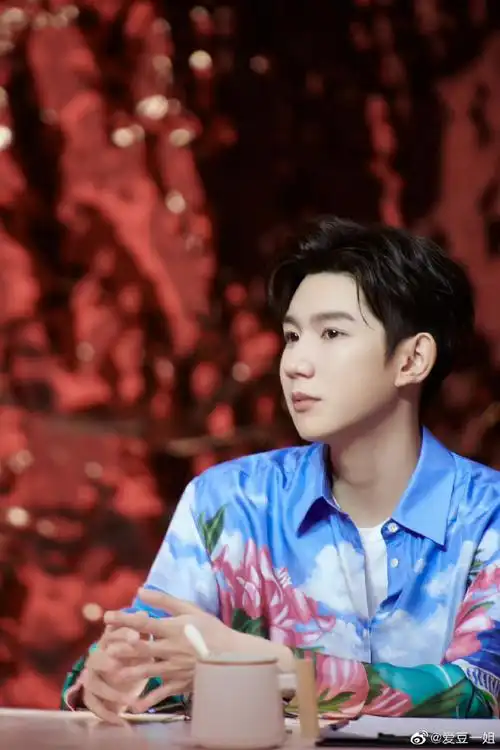 王源的喉结##王源蓝底花衬衫